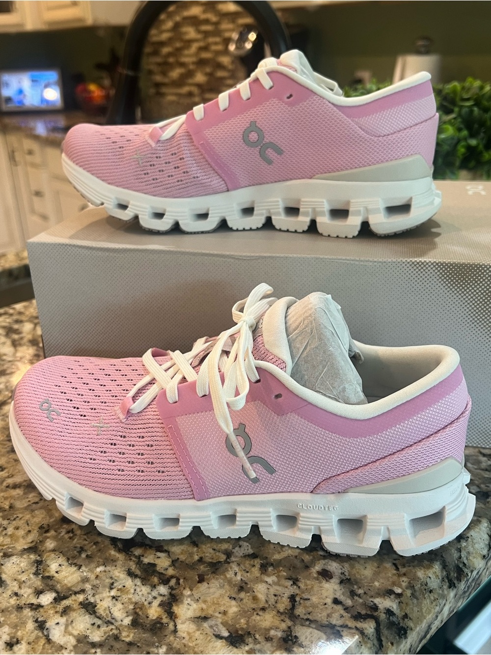 On Cloud Cound X 4 Women’s Running Shoes - Light Pink & White size 6 NEW